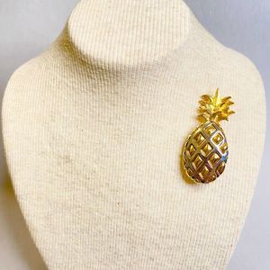 Liz Claiborne Pineapple Brooch Gold Tone 3D Figure